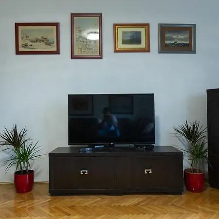 Nadia In Center Apartment